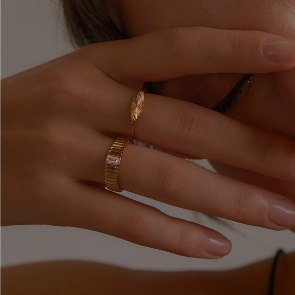Solid gold ribbed ring ✨. - Picture 2 of 5